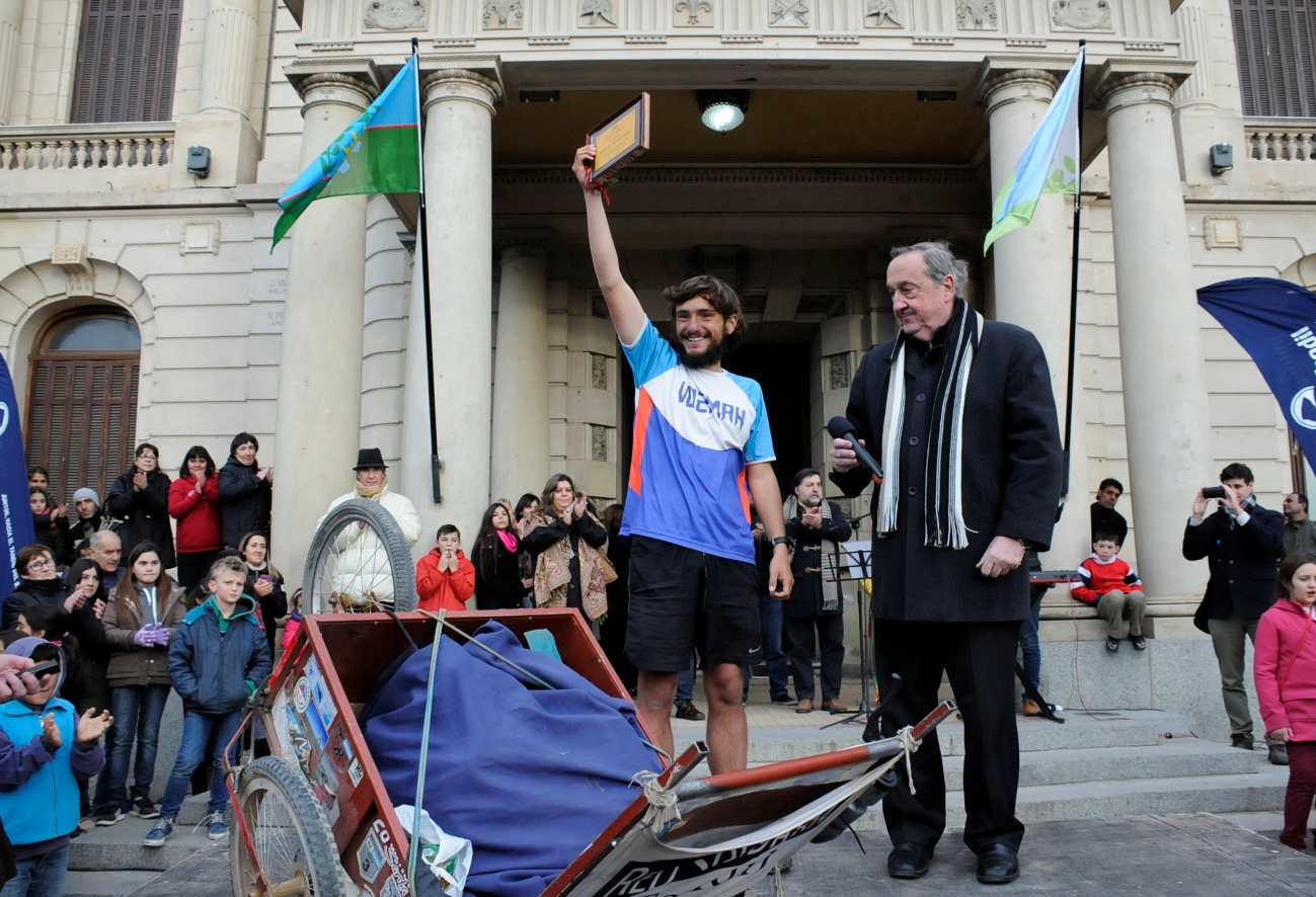 La ciudad recibió al atleta tandilense que cruzó el país corriendo solidariamente