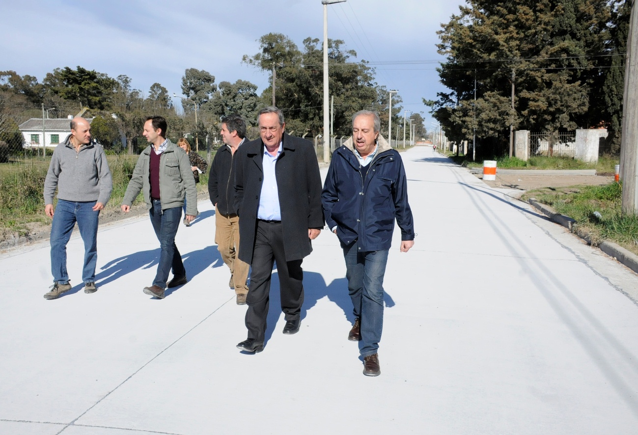 El intendente pasó por las obras de pavimentación y se sacó fotos