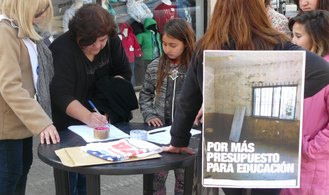 Reclamo docente: Paro, radio abierta y juntada de firmas