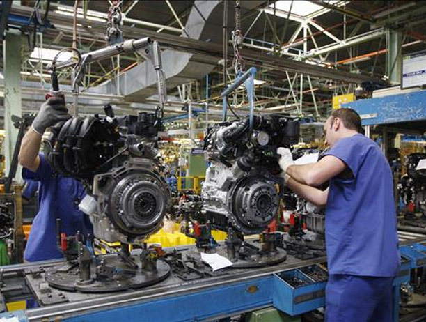 La producción industrial en caída: acumuló otra baja del 4,6%