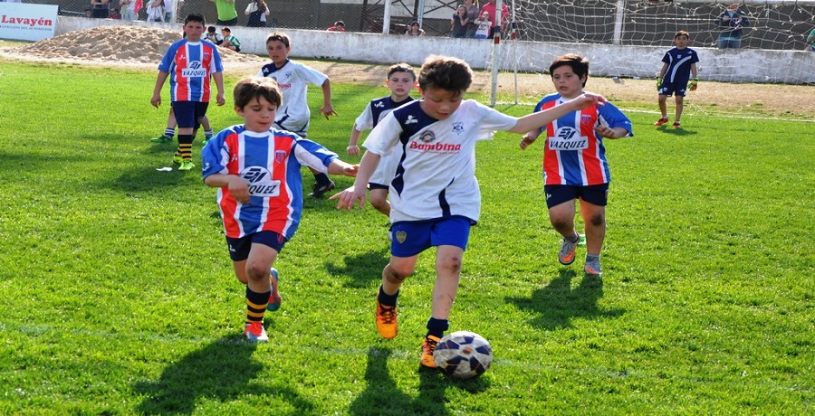 Los pibes crecen y se divierten jugando a la pelota