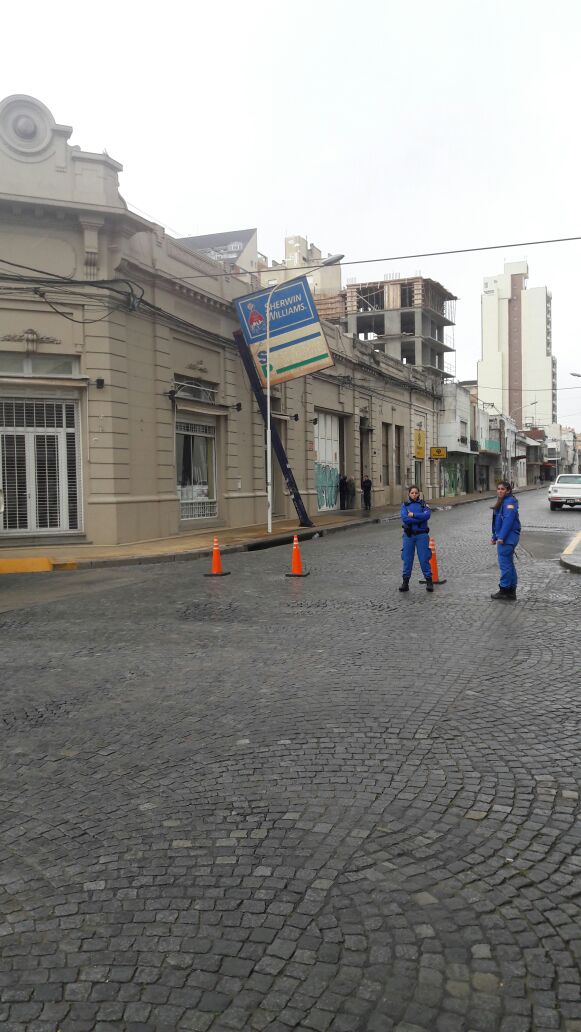 Calle Mitre ya fue habilitada al tránsito luego de que el viento tire el cartel de Pinturería Sarmiento