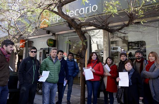 Procrear: beneficiarios se manifiestan frente al Banco Hipotecario