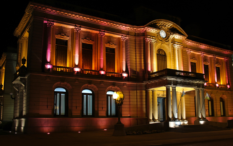 El Palacio Municipal fue iluminado de rosa para concientizar por el cáncer de mama