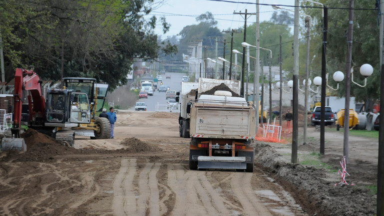 Antes de fin de año terminarían las obras de pavimentación de Movediza y el agua para La Elena