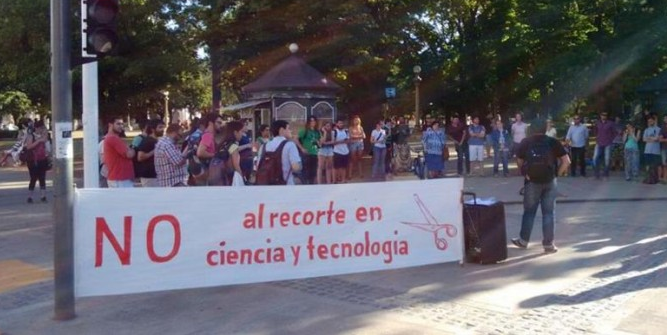Becarios, docentes e investigadores protestaron en Tandil por el recorte en Ciencia y Técnica