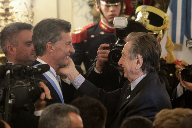 Insólito: tras incrementar 25 % cargos políticos en ministerios, Macri dice que «el Estado es un aguantadero»