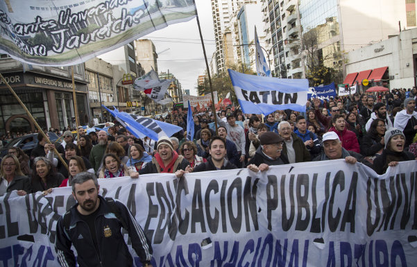 Los profesores universitarios se suman al paro de maestros