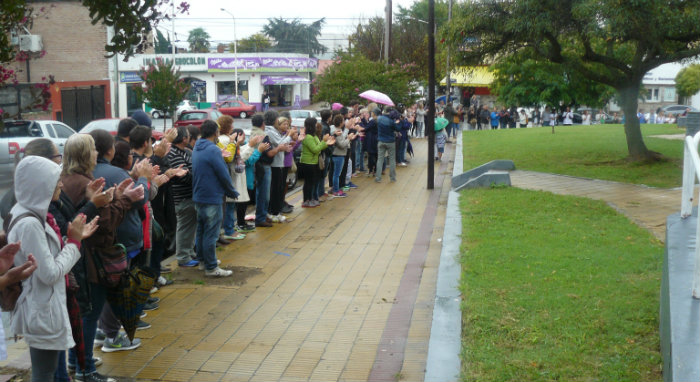 A pesar de la lluvia y los dichos de Lunghi, cientos de vecinos «abrazaron» al Dispensario