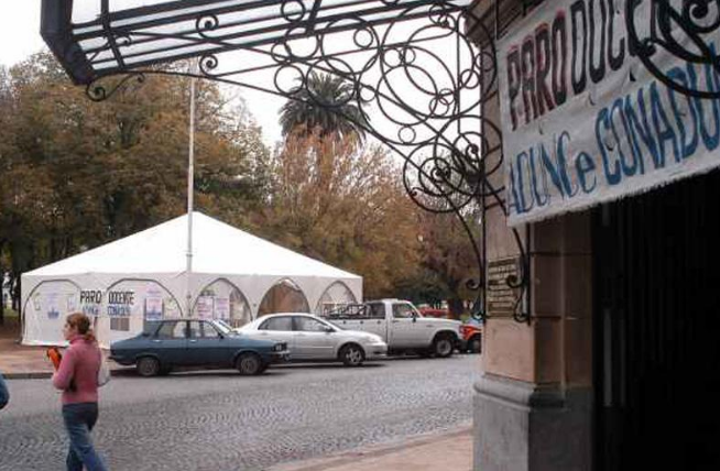 Docentes Universitarios darán clases en una carpa en la Plaza Independencia