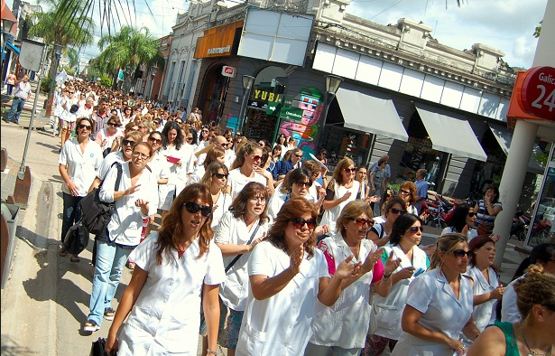 Tras una masiva marcha en La Plata, Suteba y Udocba continúan el paro docente