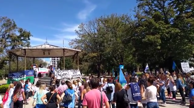 Los docentes realizaron una caravana y una protesta en el centro de la ciudad