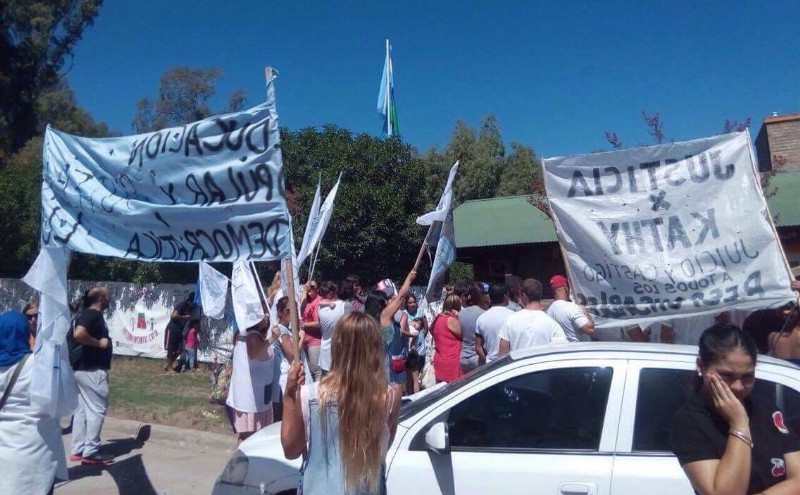 Vecinos escracharon a Vidal en Monte Hermoso y tuvo que irse por una puerta trasera