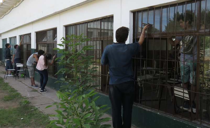 Estudiantes de la Facultad de Exactas realizaron Jornada de Trabajo Voluntario en 6 puntos de la ciudad