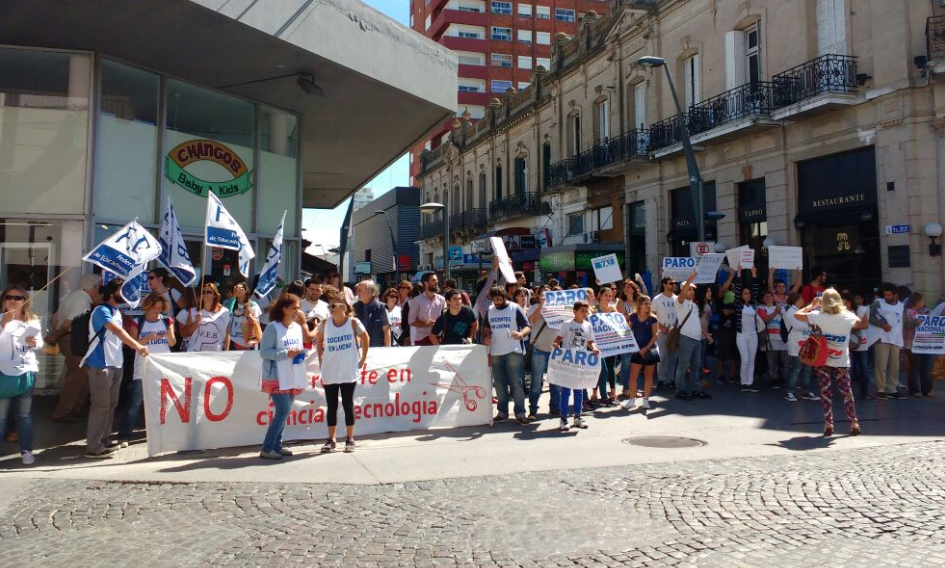 Los docentes paran hasta el jueves inclusive: este martes realizarán una caravana en Tandil