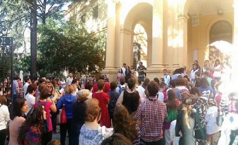 Policías armados irrumpieron en una clase pública en el Colegio Mariano Acosta