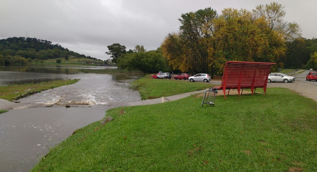 Por la intensa lluvia el agua del lago sobrepasó las sendas peatonales