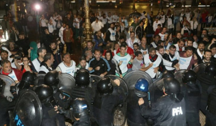 Macri reprimió a los docentes para impedir otra Carpa Blanca