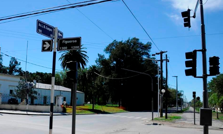 Instalan semáforos de última tecnología sobre la renovada Avenida Pujol