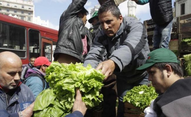 Pequeños productores regalan verduras en Plaza de Mayo
