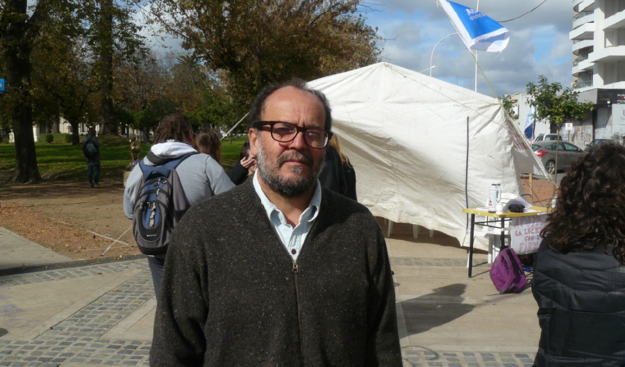 Docentes universitarios paran toda la semana e instalaron una carpa blanca en la Plaza Independencia