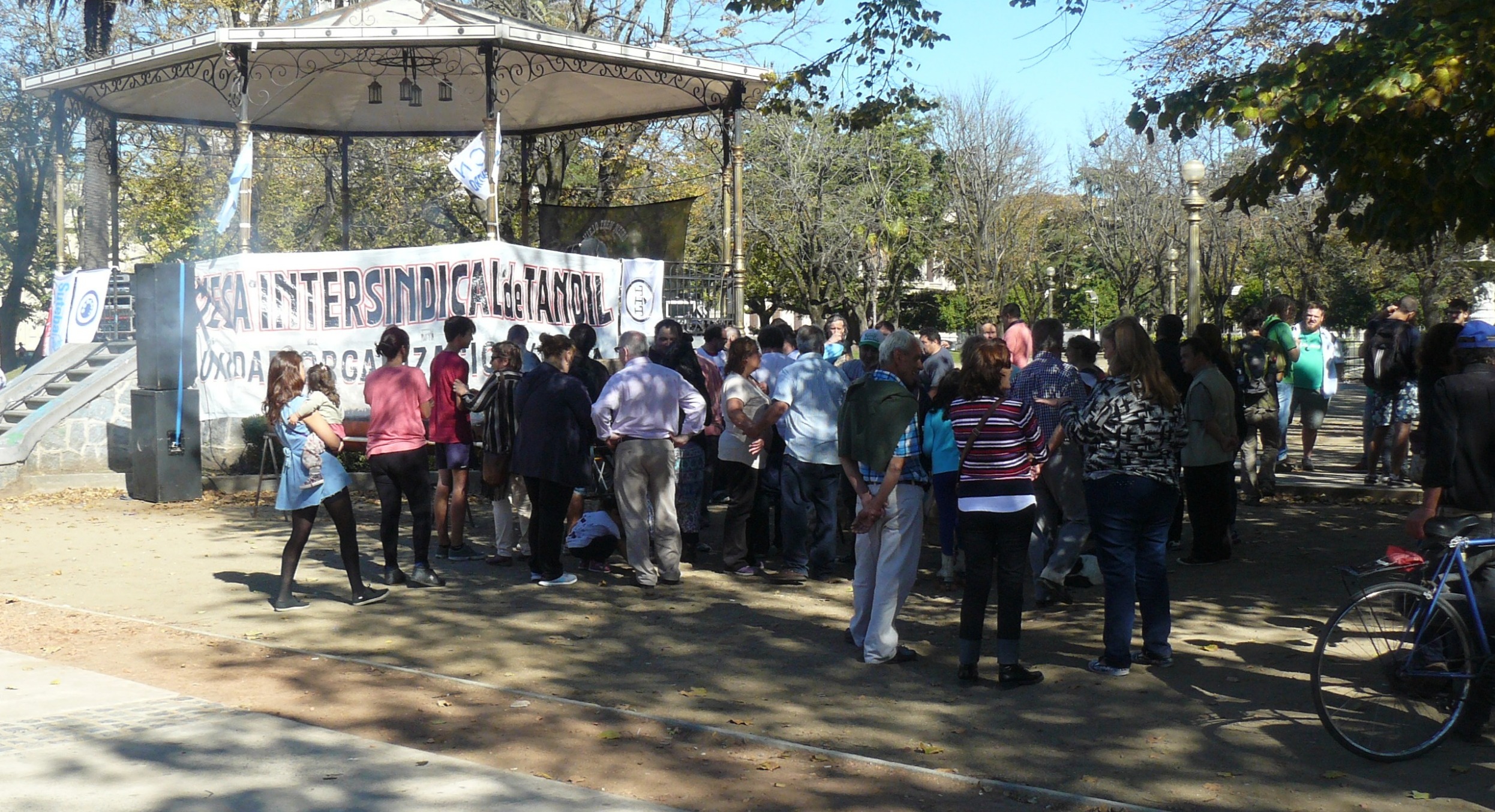 La Mesa Intersindical hizo una choriceada en la glorieta por el Día del Trabajador