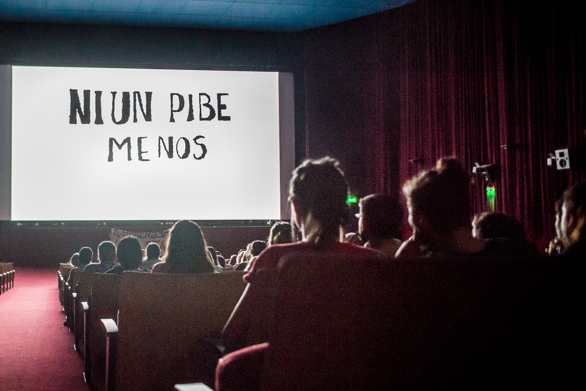 Se estrenó anoche la película «ni un pibe menos»