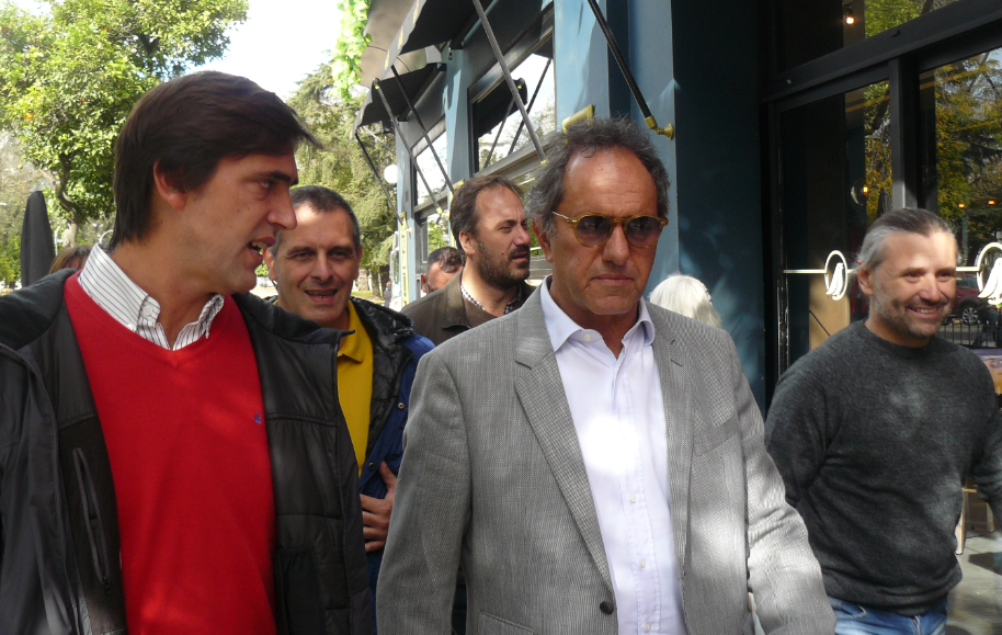 Scioli pasó por Tandil: se reunió con el rector Tassara, el padre Troncoso y con el PJ