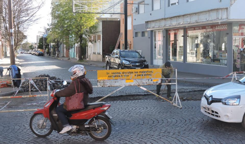 En clave electoral: el municipio realiza reparaciones de calles en zonas céntricas