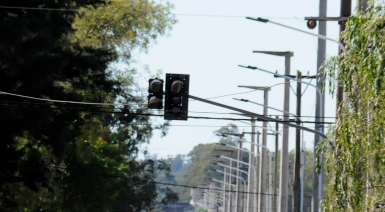 Cambio en un semáforo ante el inicio de repavimentación de Avellaneda