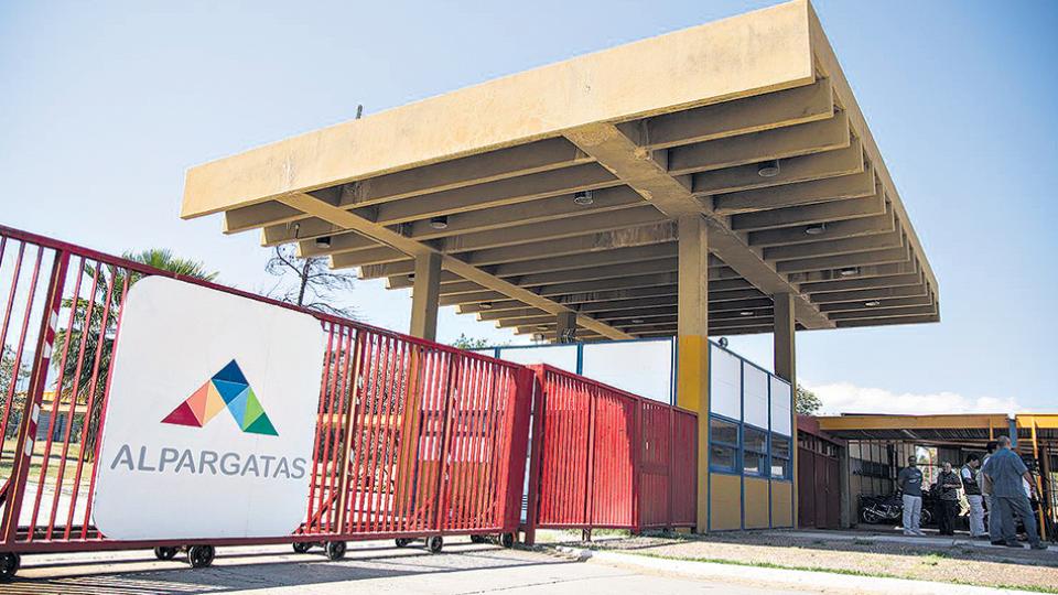 Alpargatas paraliza la producción en Aguilares por la caída de ventas