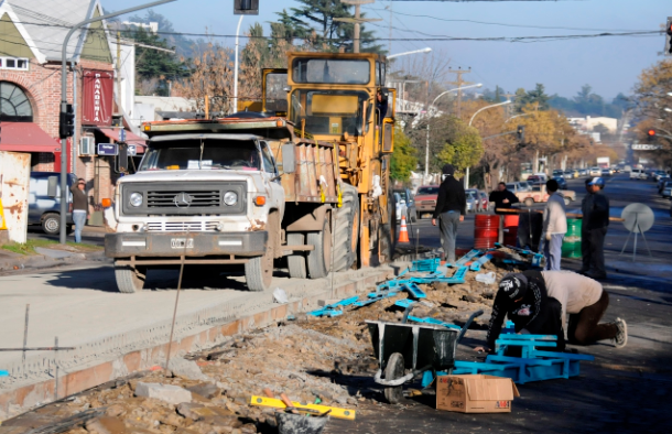 Iniciaron la repavimentación de Avenida Bolivar y avanzan sobre Avellaneda