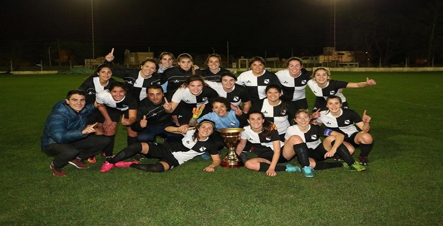 El fútbol femenino de Juventud Unida logró dos títulos en la misma jornada y las chicas entran en la historia del deporte tandilense