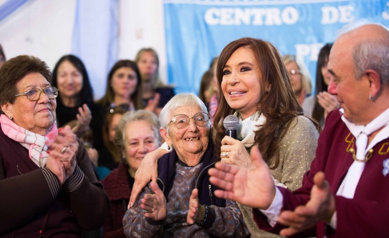 Cristina a Macri: «Van a tener que escuchar cuando el pueblo se pronuncie»