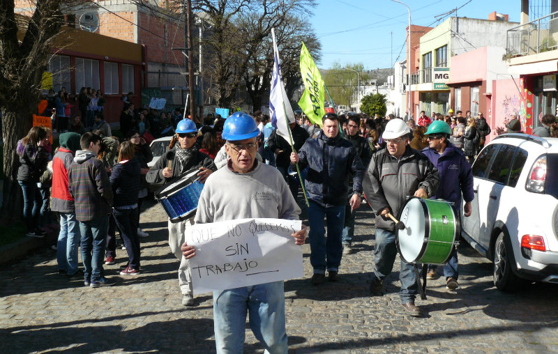 Estudiantes y obreros protestaron juntos por el «parate» en la obra de Polivalente