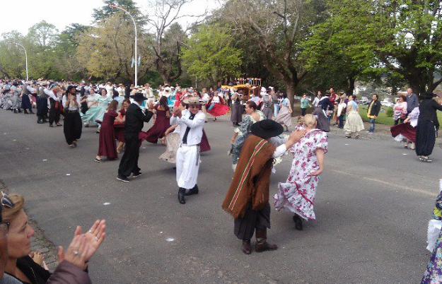 Tandil bailó por los 60 años de la Peña El Cielito