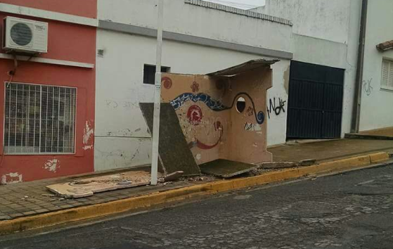 Vecinos denuncian el desplome de una garita y aseguran que le advirtieron varias veces al municipio