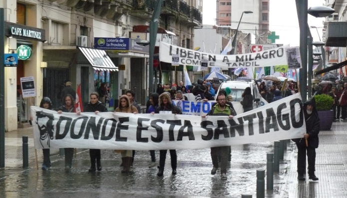 Bajo una intensa lluvia, cientos de tandilenses marcharon por Santiago Maldonado