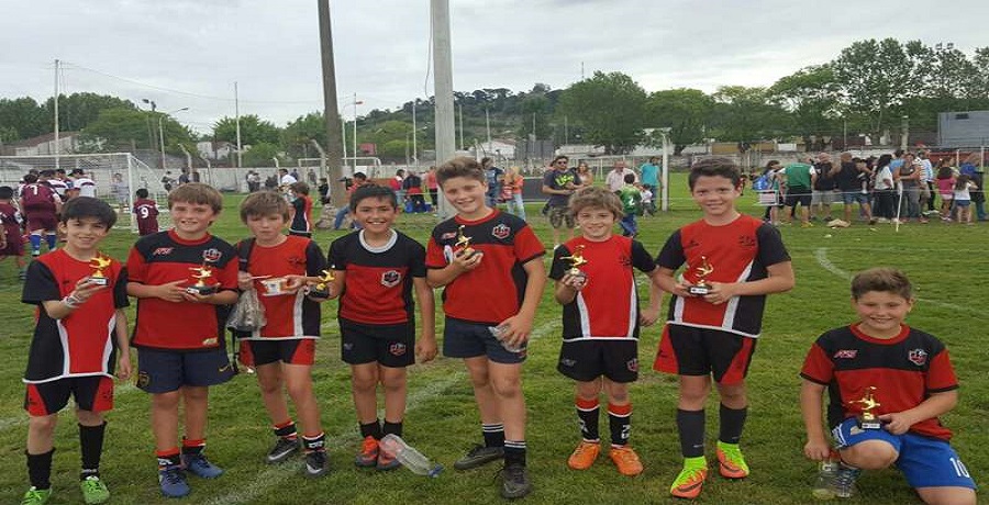 Centenares de chicos dieron el presente en el 11º Encuentro Provincial de Escuelas de Fútbol “Estefano Santillán”