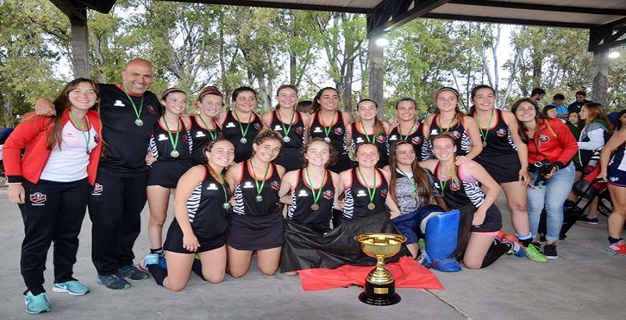 Hockey: las chicas sub 16 de Independiente campeonas en Bahía Blanca y Uncas se quedó con el título en Junín