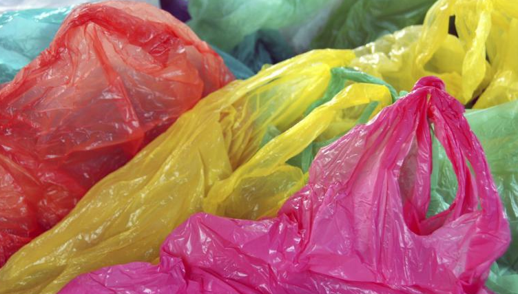 Prorrogan el inicio de la prohibición de bolsas plásticas para que los comerciantes puedan deshacerse del stock