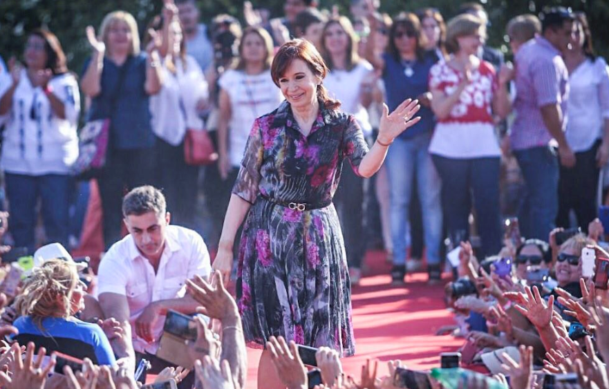 Ante una multitud en Tucumán, Cristina se opuso a la flexibilización laboral y la baja de las jubilaciones