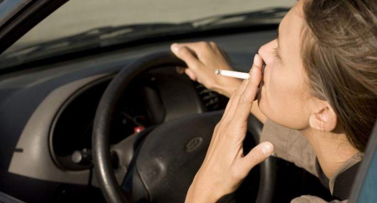 Quieren multar a quienes fuman mientras conducen en Provincia