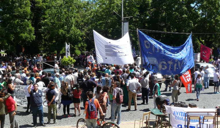 Masiva marcha y protesta frente a la Municipalidad contra la Reforma Previsional