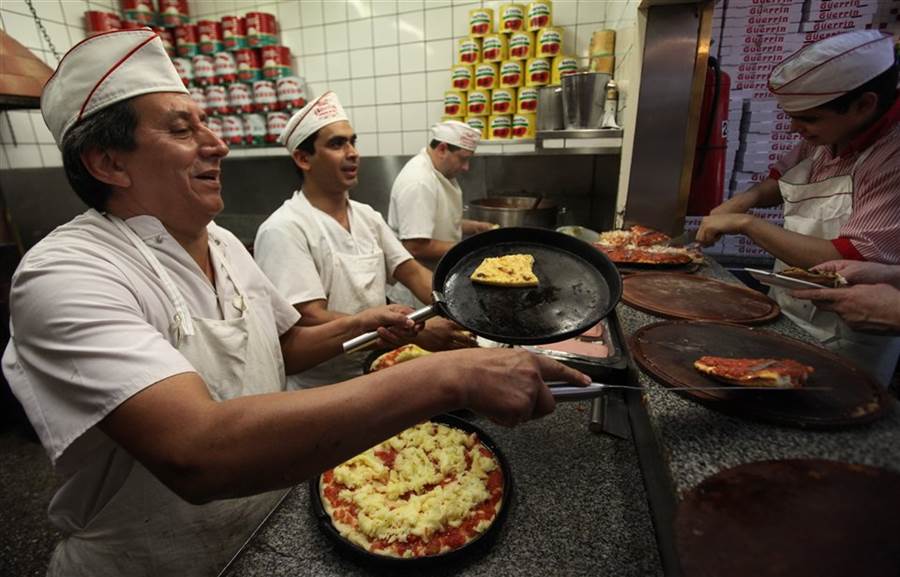 Como «para chicos de primer grado» un comerciante se hizo viral explicando los aumentos con cajas de pizza.