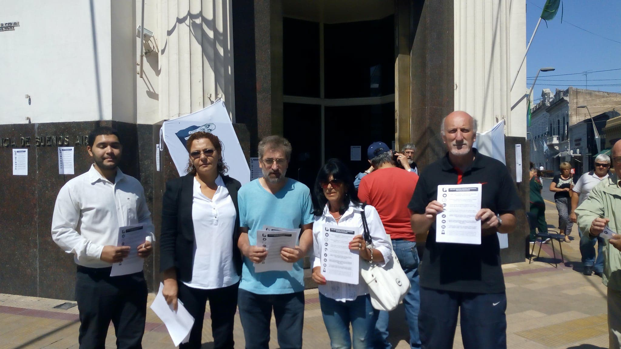 Jubilados del Provincia protestaron contra las reformas de Vidal a la caja de jubilaciones de la entidad
