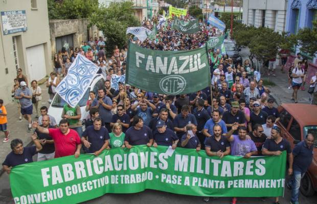 Impactante pueblada en Azul contra los despidos y posible cierre de Fabricaciones Militares