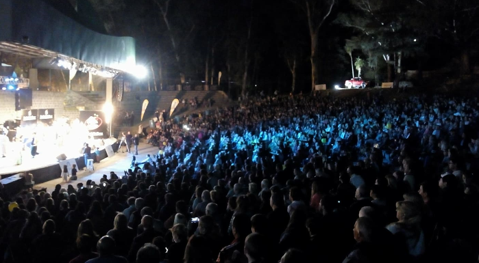 El Festival de la Sierra coronó su quinta noche y termina este martes con el show de Raúl Lavié