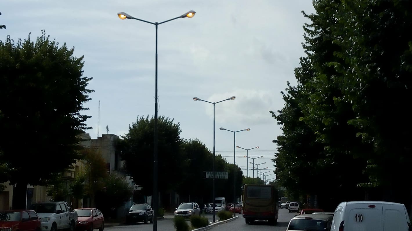 Luminarias encendidas a las 4 de la tarde mientras que la Usina realiza cortes por pico de demanda