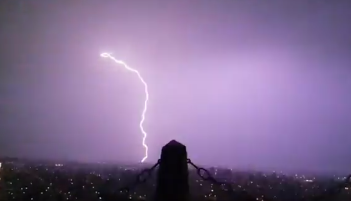 VIDEO: Un rayo que iluminó Tandil, pero dejó sin luz a un sector de la ciudad